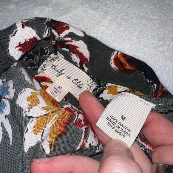 Bailey & Chloe Womens Medium Button Down Collared Blouse Dark Green Floral EUC - Picture 9 of 10